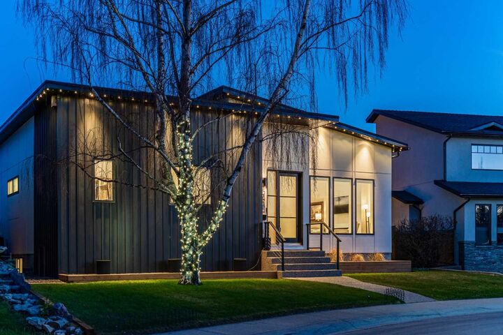 Property Photo:  5420 La Salle Crescent SW  AB T3E 5Y5 
