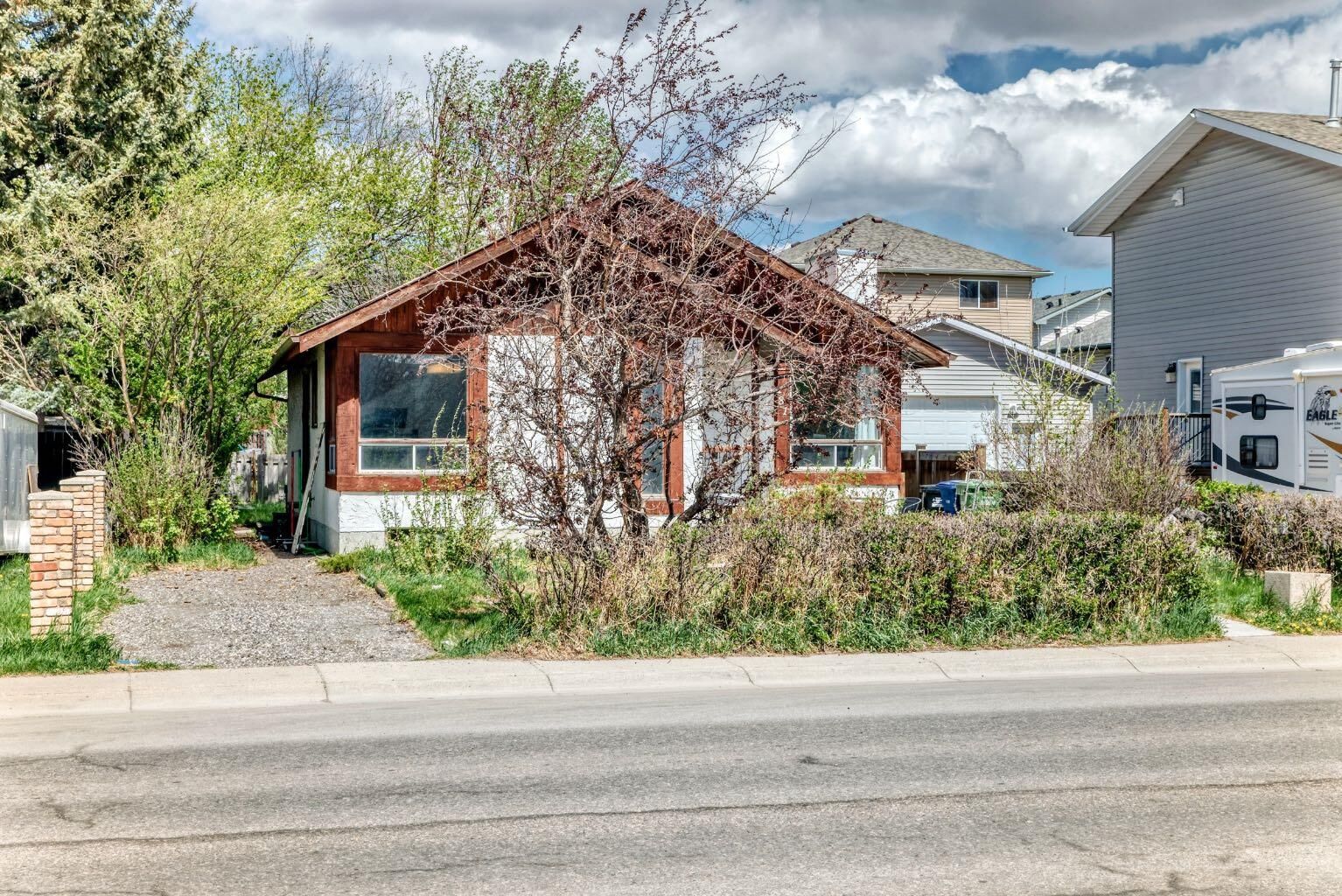 Property Photo:  481 Big Springs Drive SE  AB T4A 1A3 
