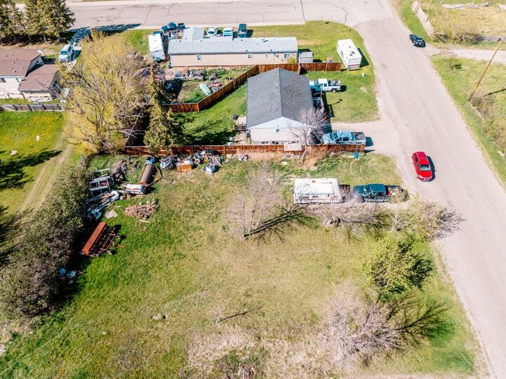 Property Photo:  827 2 Street E  AB T0K 0K0 