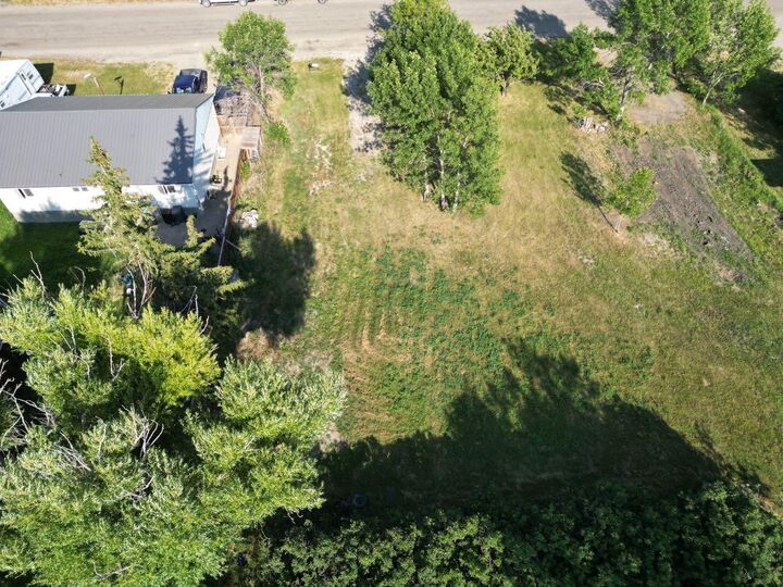 Property Photo: 827 2 Street E AB T0K 0K0