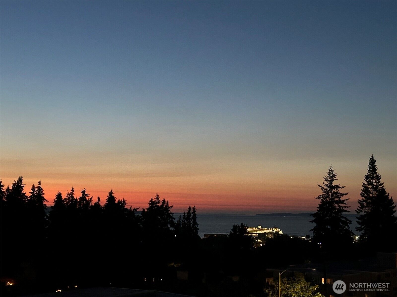 Property Photo:  1005  5th Avenue S 301  WA 98020 