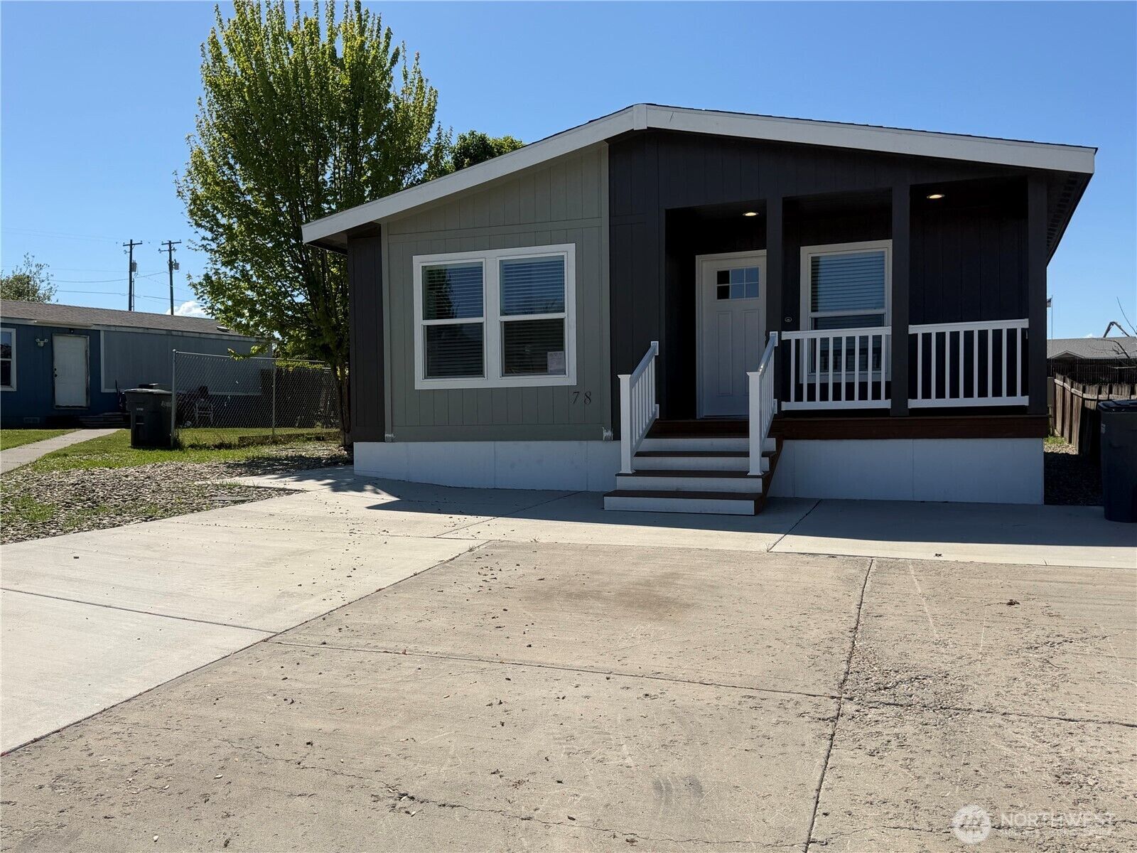 Property Photo:  402  Maple Avenue 78  WA 98944 