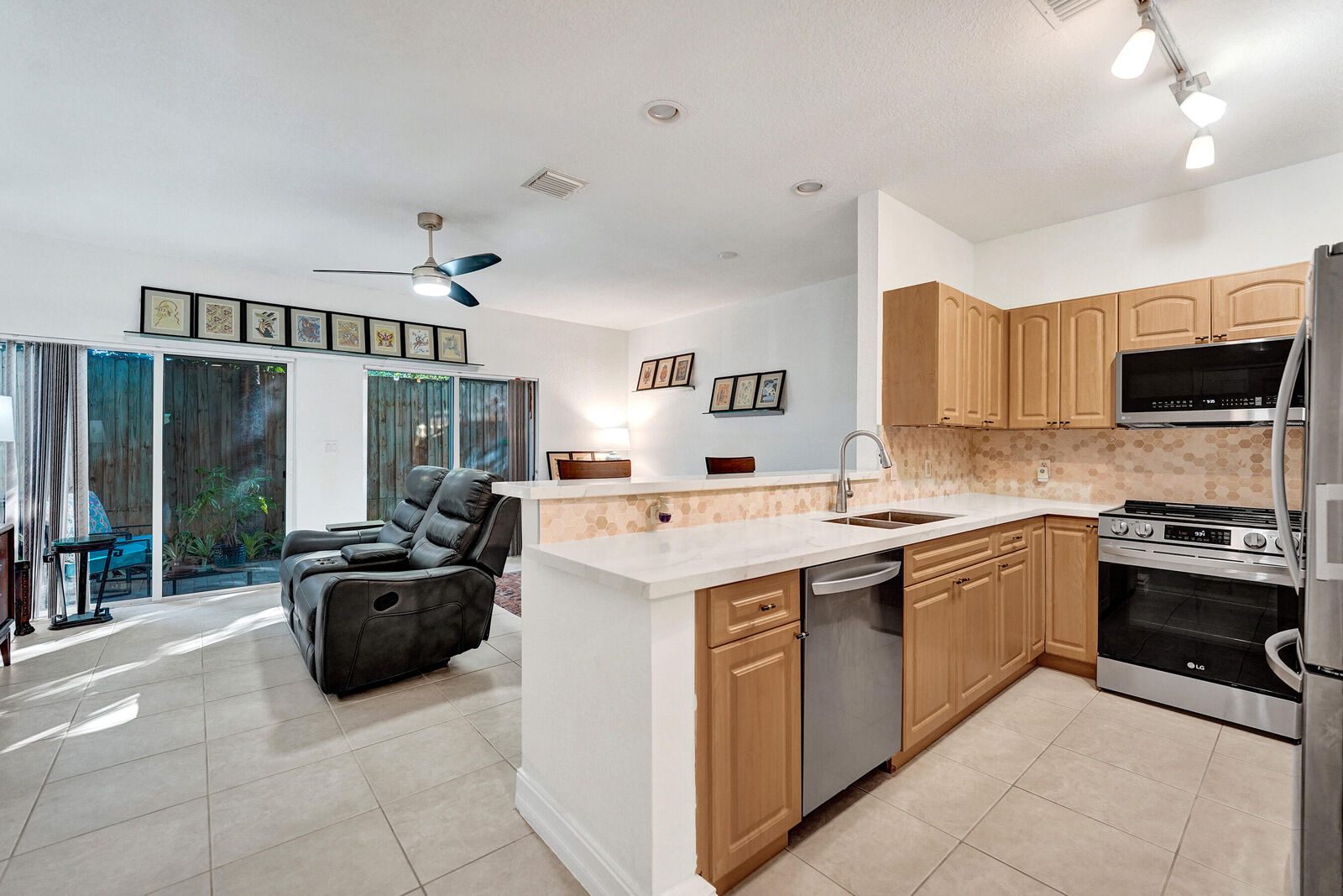 Property Photo:  1743 NE 4th Avenue F4  FL 33305 