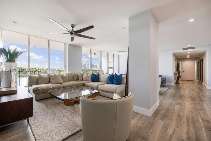 Property Photo:  1000 Venetian Way 502  FL 33139 