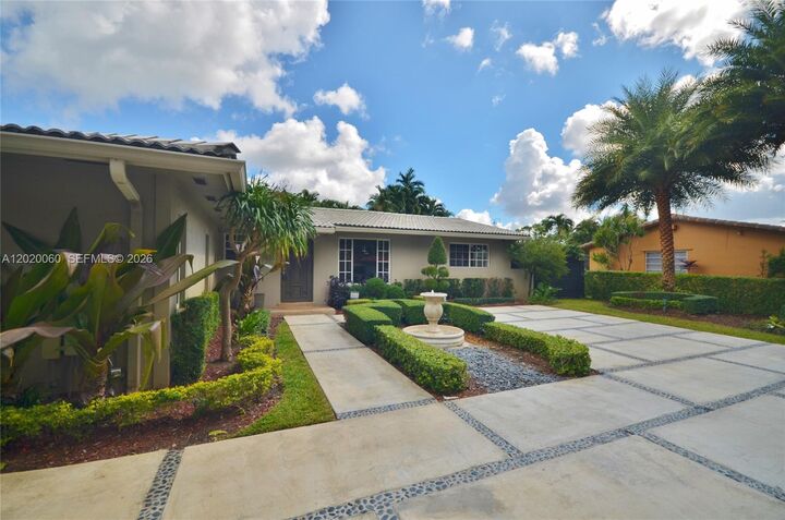 Property Photo: 14001 Cypress Ct FL 33014
