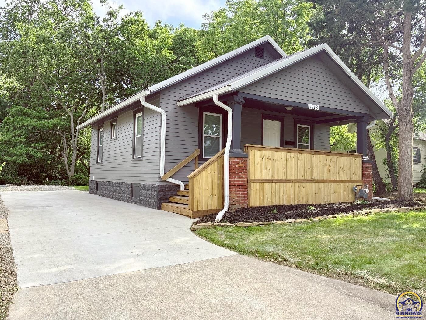 Property Photo:  1113 SW Hampton St  KS 66604 