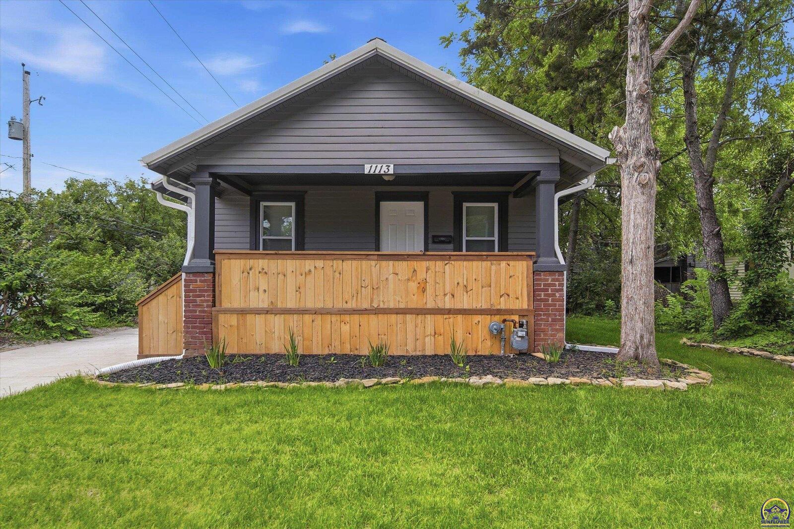 Property Photo:  1113 SW Hampton St  KS 66604 