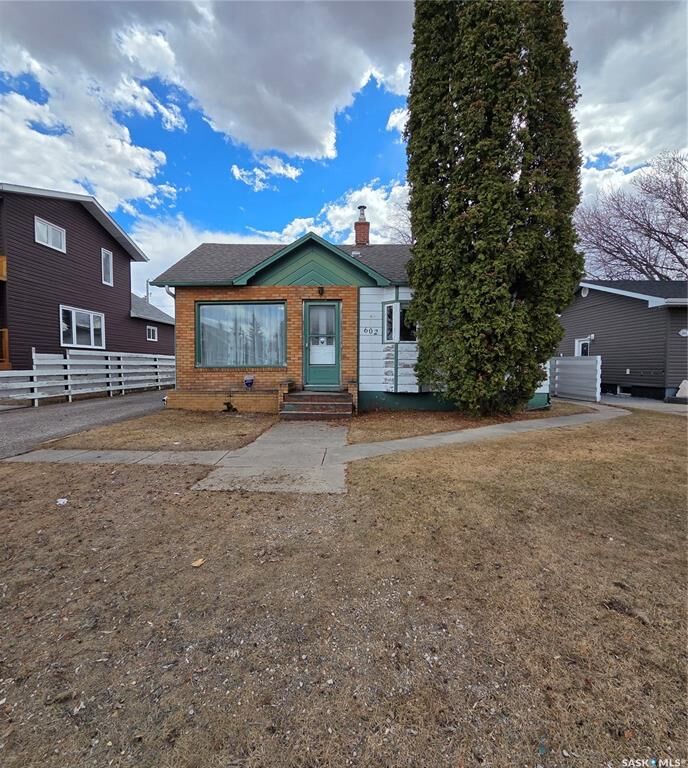 Property Photo: 602 8th Avenue W SK S0E 1E0