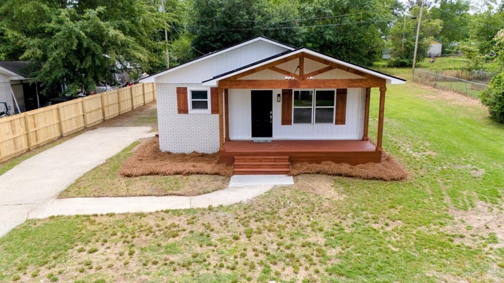 Property Photo:  707 E Alapaha  GA 31750 