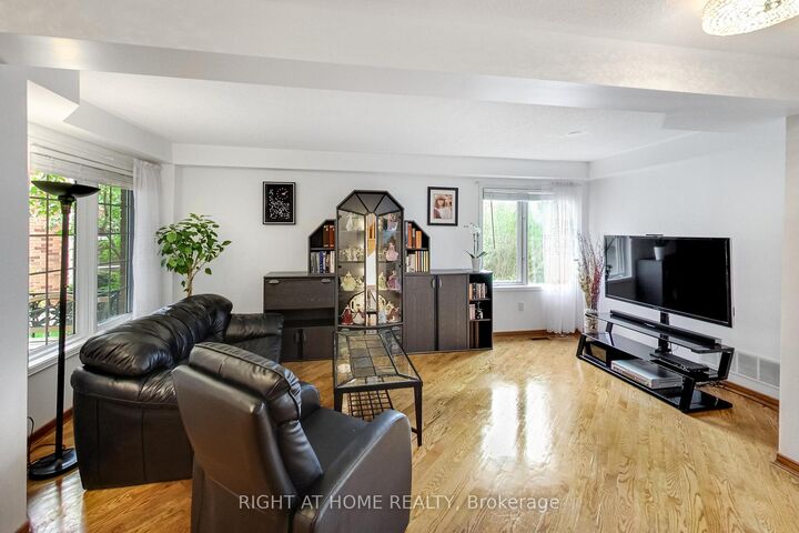 Property Photo: 28 Foxtail Ridge ON L3X 1Z6
