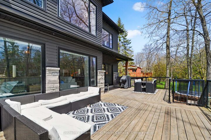Property Photo: 71 Oak Lea Boulevard ON L9Z 2V1