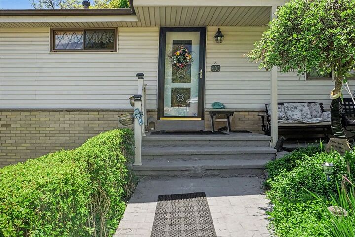 Property Photo:  405 Peters Dr  PA 15116 