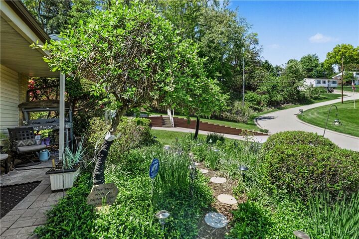 Property Photo:  405 Peters Dr  PA 15116 