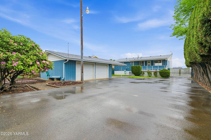 Property Photo:  1208 S 28th Ave  WA 98902 