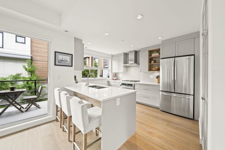 Property Photo:  856 Orwell Street 7  BC V7J 0C2 