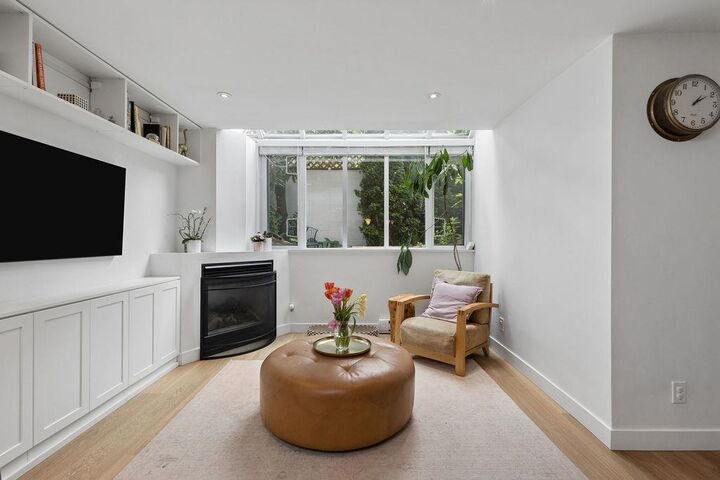 Property Photo: 1949 W 8th Avenue 2 BC V6J 1W2