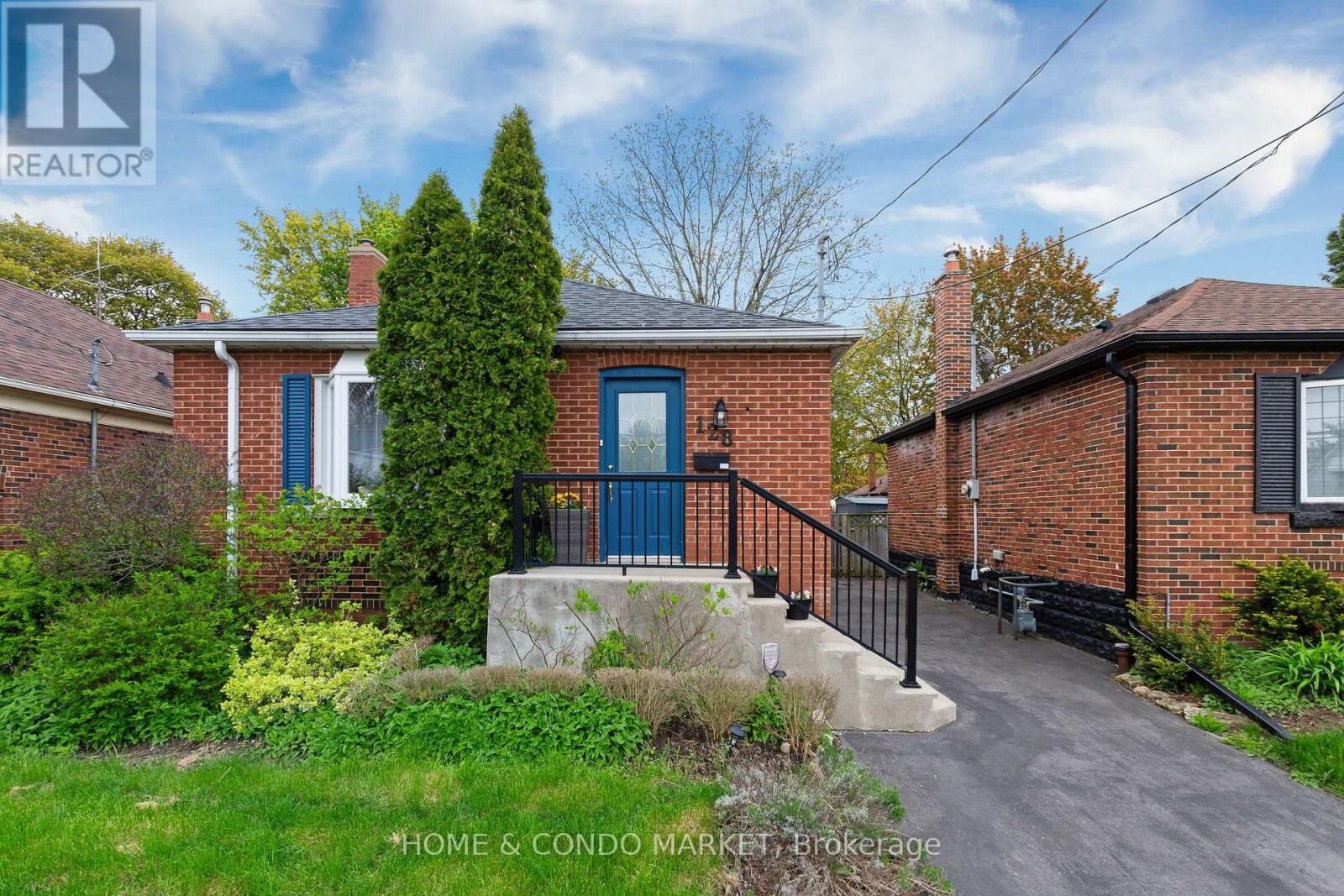 Property Photo:  128 Bond Street North  ON L8S 3W5 