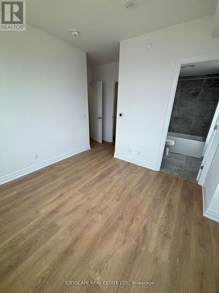 Property Photo:  30 Elm Drive 3302  ON L5B 0N6 
