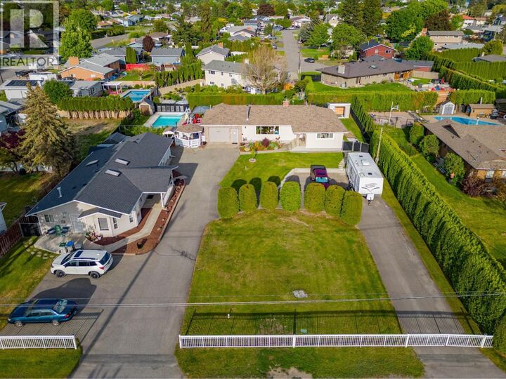 Property Photo:  869 Schreiner Street  BC V2B 5V6 