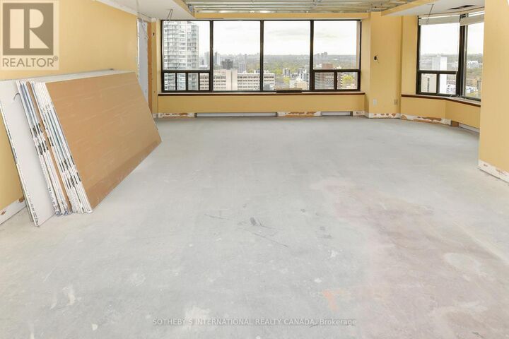 Property Photo:  175 Cumberland Street 2202  ON M5R 3M9 