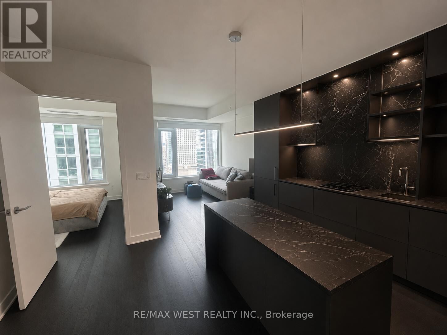 Property Photo:  11 Yorkville Avenue 1809  ON M4W 1L2 