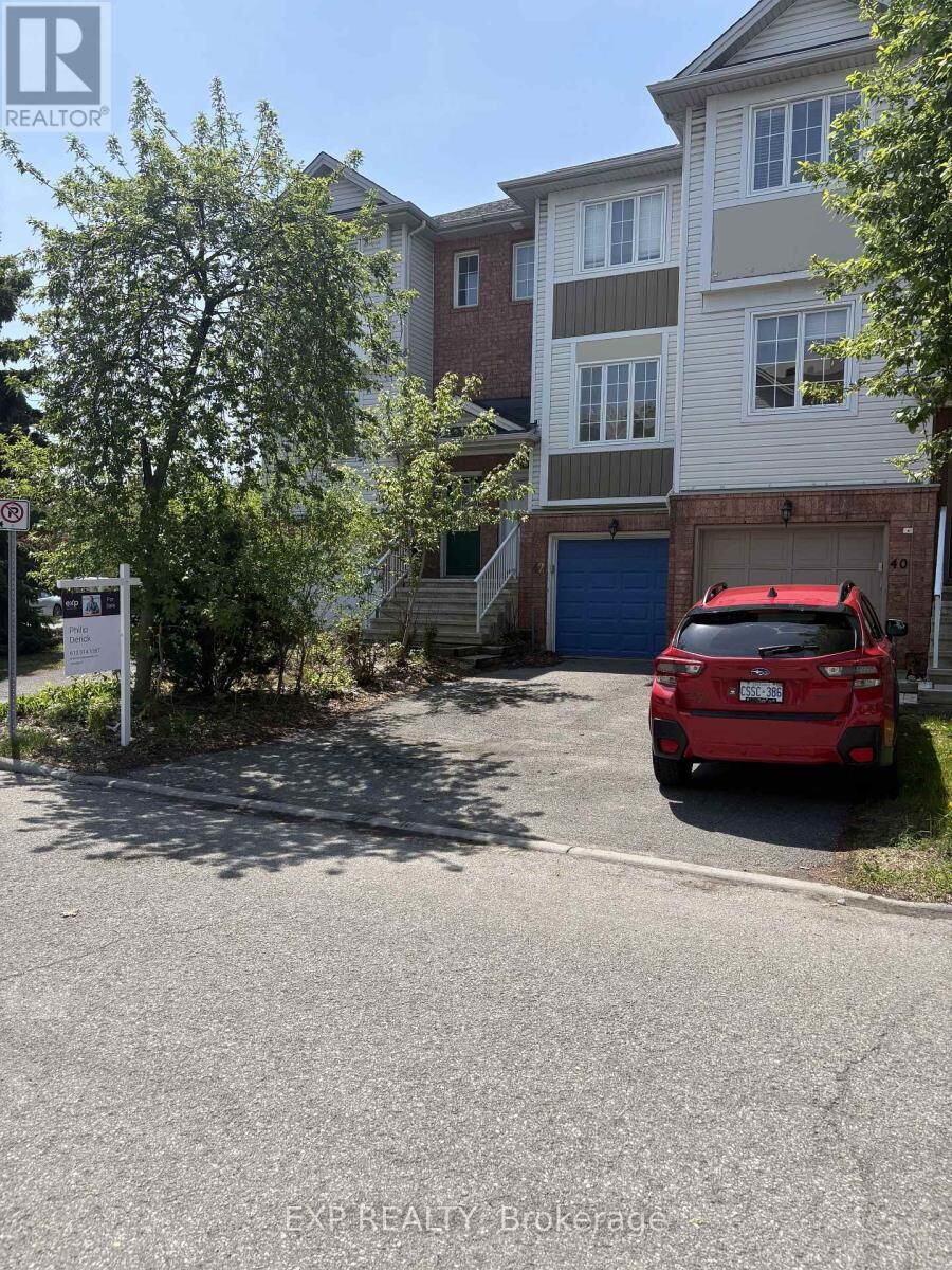 Property Photo:  42 Manhattan Crescent  ON K2C 4B5 