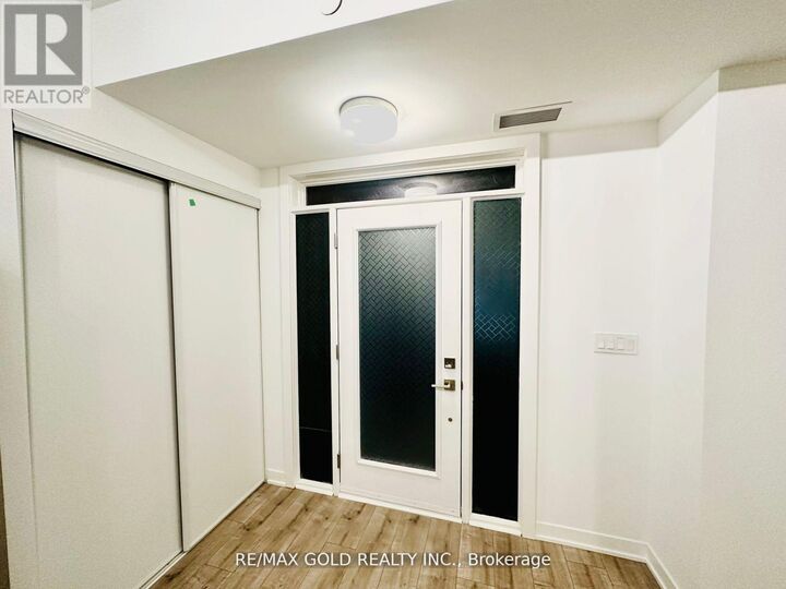 Property Photo:  4015 Hickory Drive 13  ON L4W 1L1 