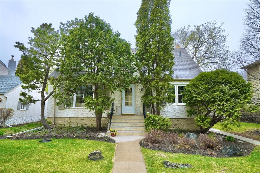 Property Photo: 33 Lawndale Avenue MB R2H 1S7