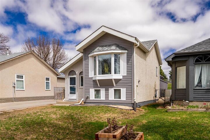 Property Photo: 8 Chadwick Crescent MB R2C 5A6