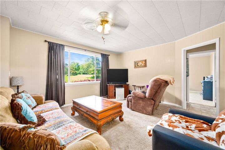 Property Photo:  1201 E Oak Street  LA 71342 