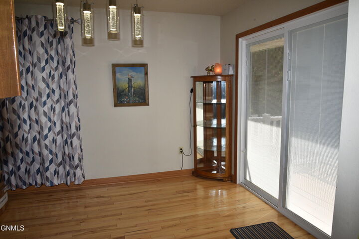 Property Photo:  408 Center Avenue N  ND 58413 