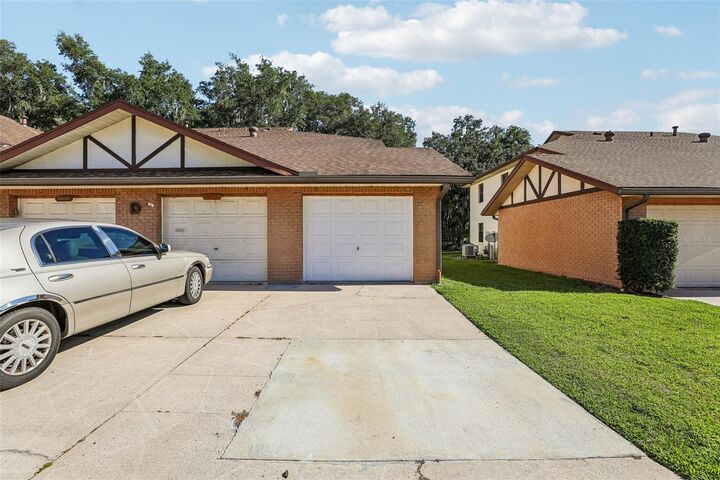 Property Photo:  100 E Oak Terrace Drive D2  FL 34748 