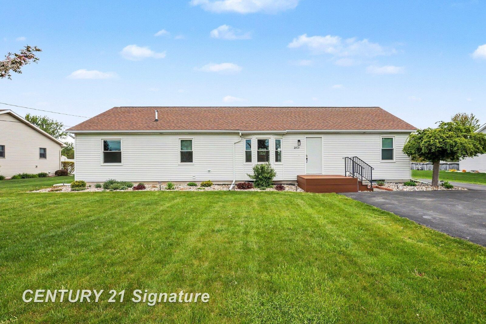 Property Photo:  2921 E Fisher Road  MI 48607 