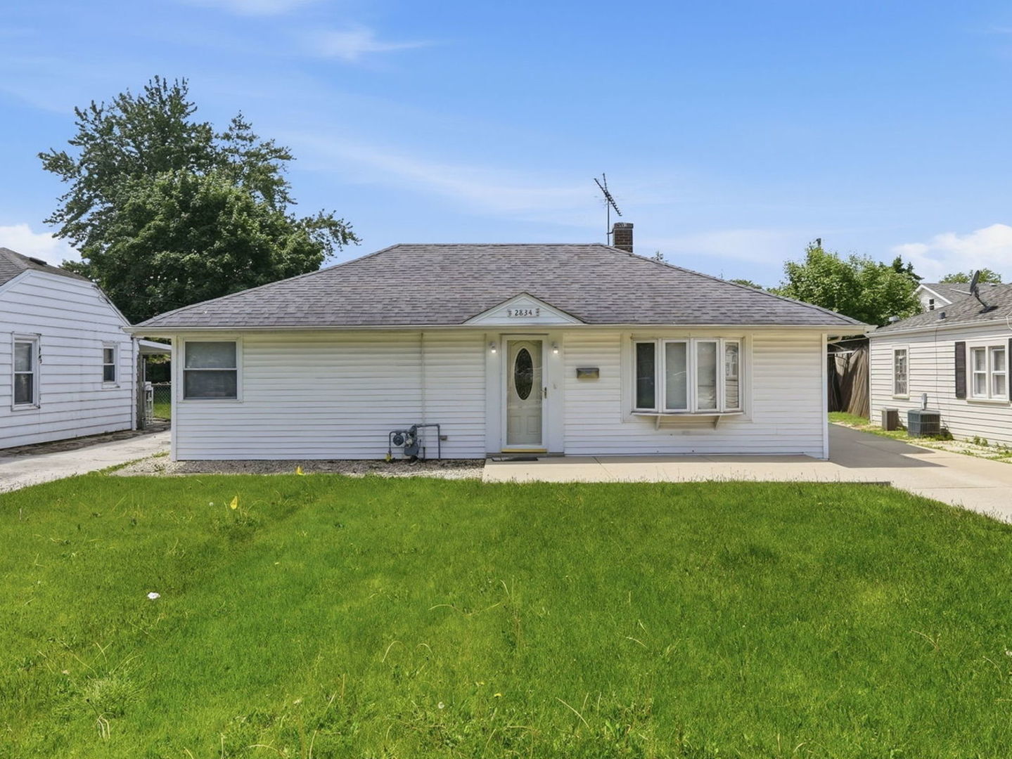 Property Photo: 2834 Maple Street IL 60131