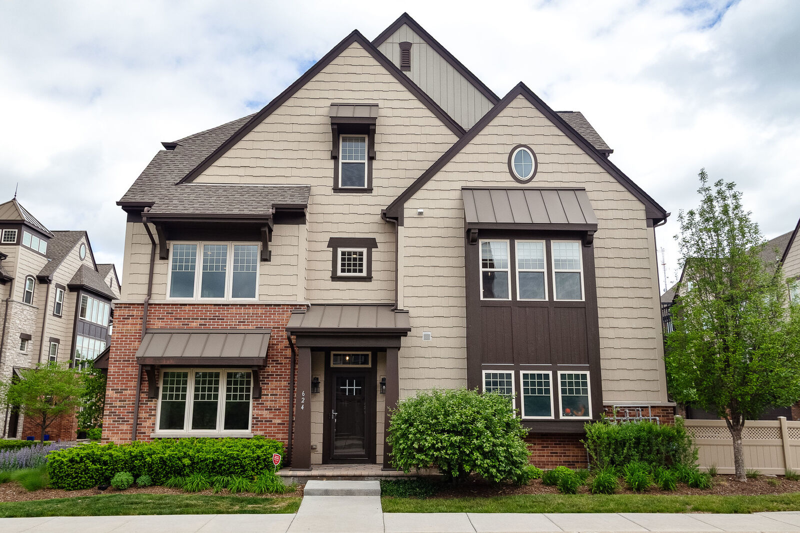 Property Photo:  624 Parkside Court  IL 60048 