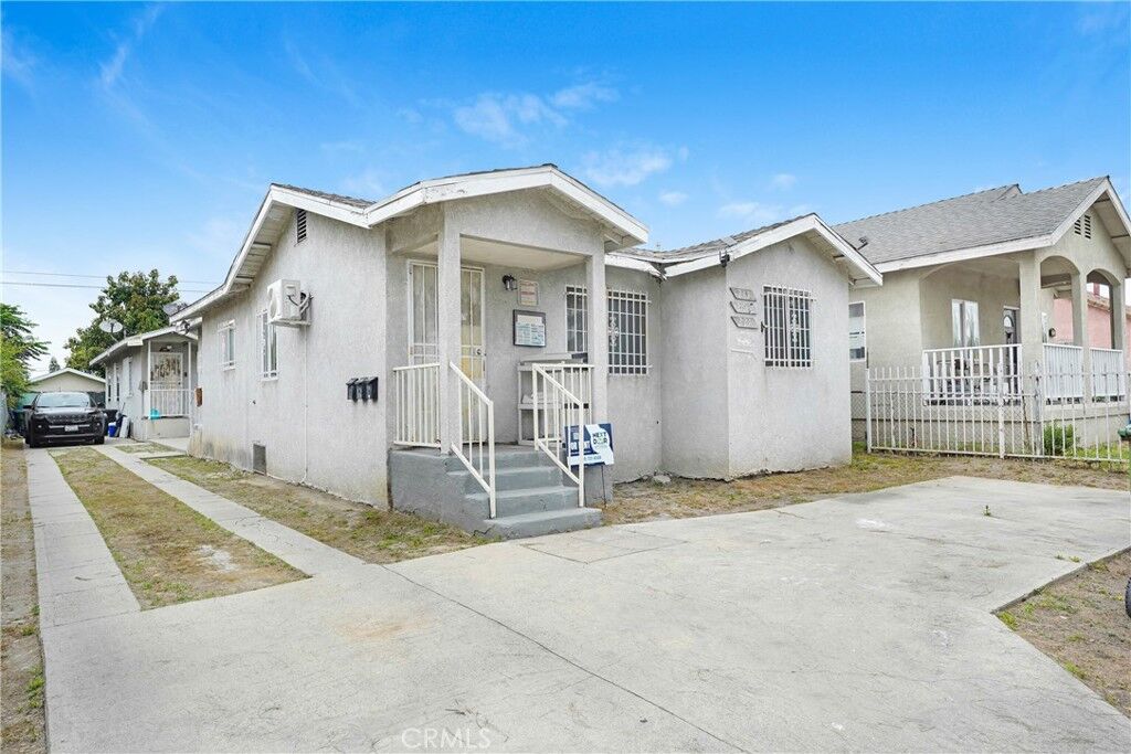 Property Photo:  219 E 76th  CA 90003 