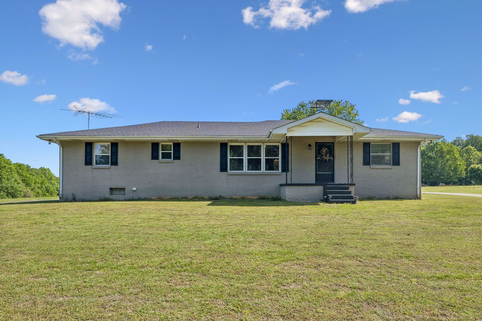 Property Photo: 8997 Holmes Creek Rd TN 37166