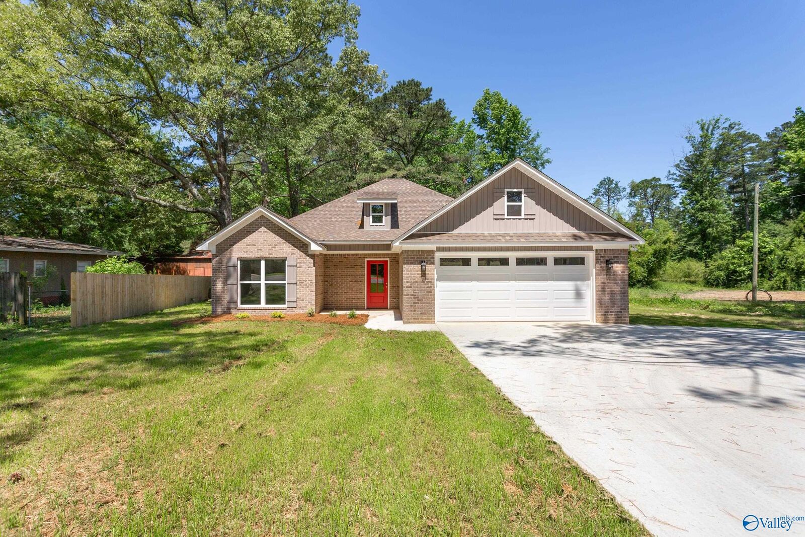 Property Photo:  407 North College Street  AL 35905 
