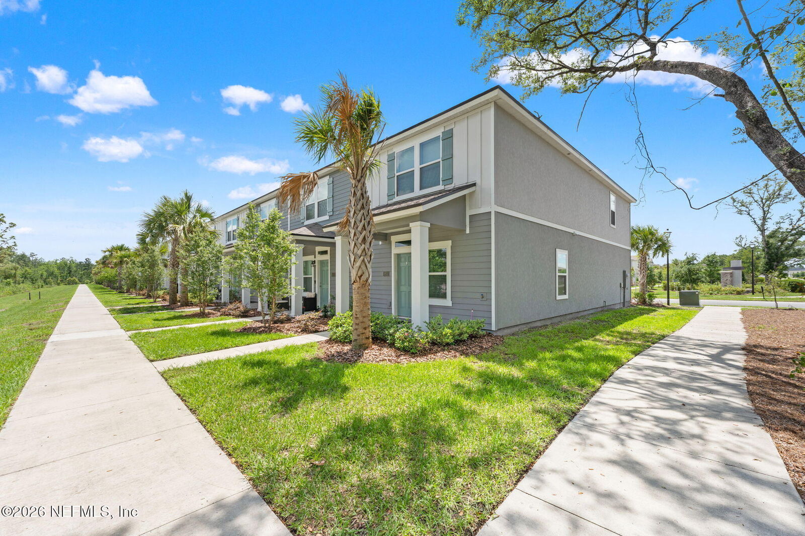 Property Photo: 817 Rivertree Place FL 32068