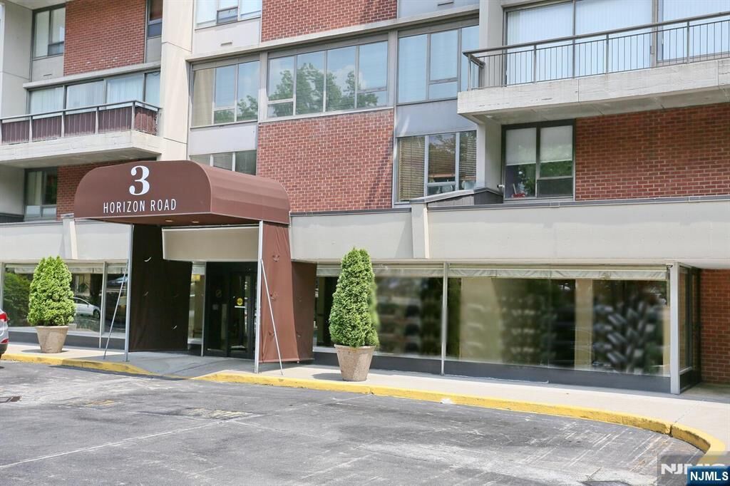 Property Photo:  3 Horizon Road 1432  NJ 07024 