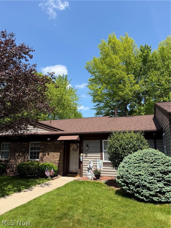 Property Photo: 810 Nob Hill Drive 4 OH 44446