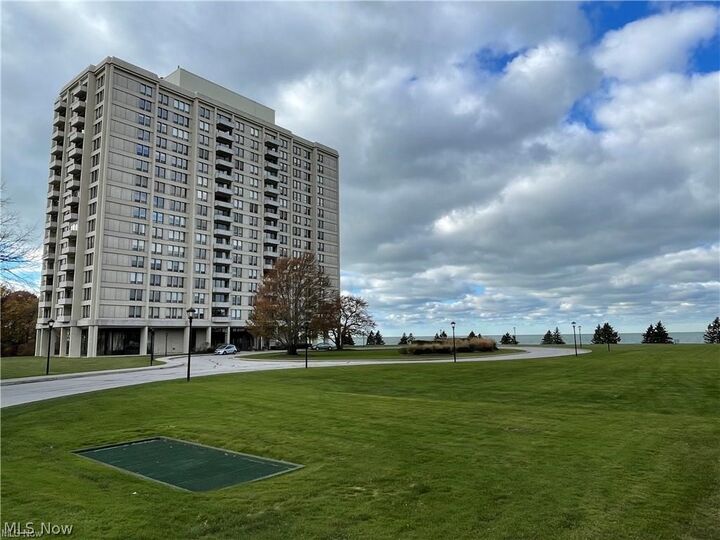 Property Photo:  2 Bratenahl Place 2D  OH 44108 