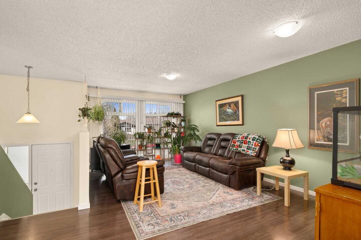 Property Photo:  75 Bedford Drive NE  AB T3K 2N9 