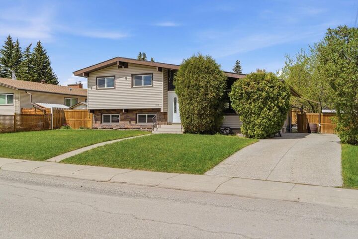 Property Photo:  5012 Valiant Drive NW  AB T3A 0Y5 