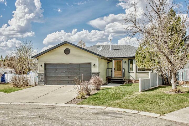 Property Photo:  1012 2 Street NE  AB T0M 1X0 