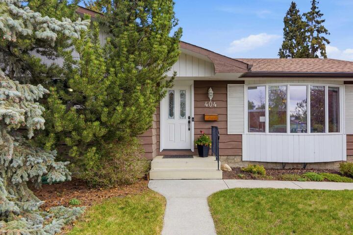 Property Photo:  404 Canterbury Drive SW  AB T2W 1J2 