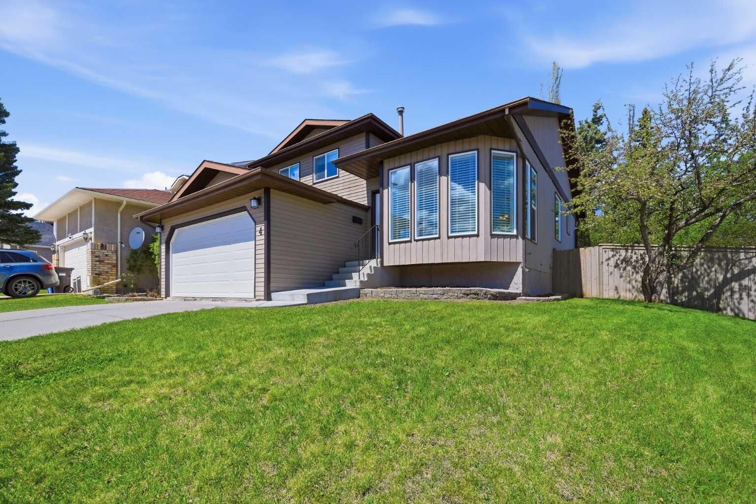 Property Photo:  4 Woodstock Road SW  AB T2W 5V8 