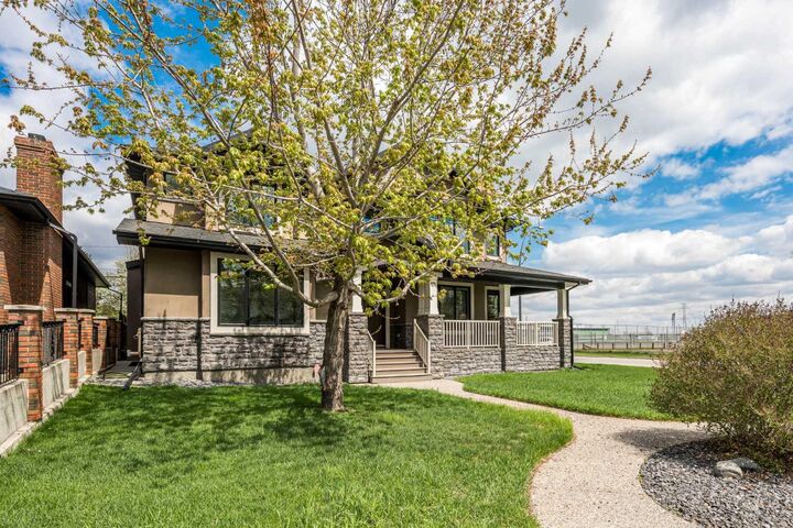 Property Photo:  5615 19 Street SW  AB T3E 1P4 