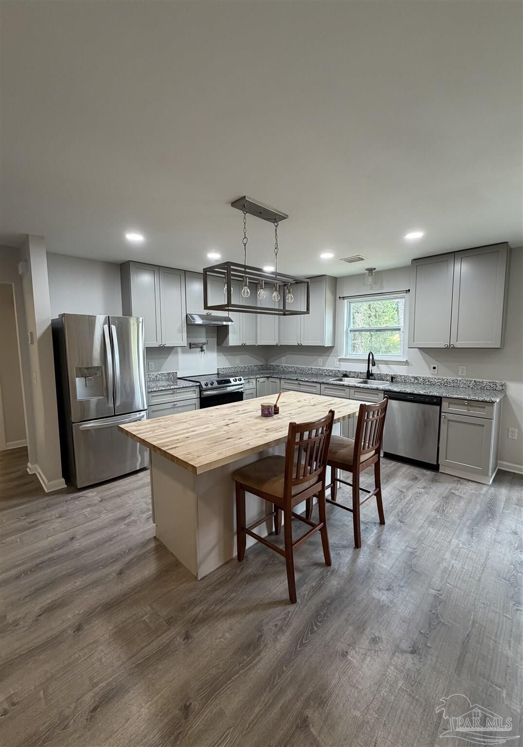 Property Photo: 130 Emmons Ln FL 32506