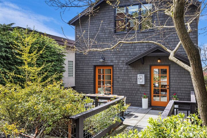 Property Photo: 1524 10th Avenue W WA 98119
